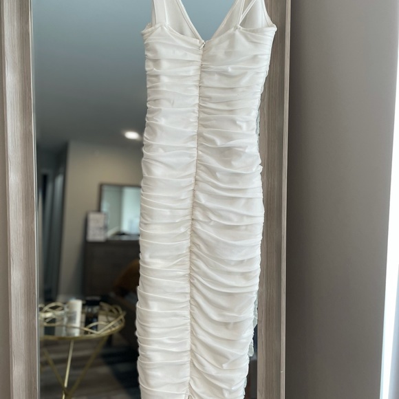 SEXY WHITE DEIVE TEGER BANDAGE MIDI DRESS! SIZE XS ! WORN ONCE & DRY CLEANED - Picture 2 of 3